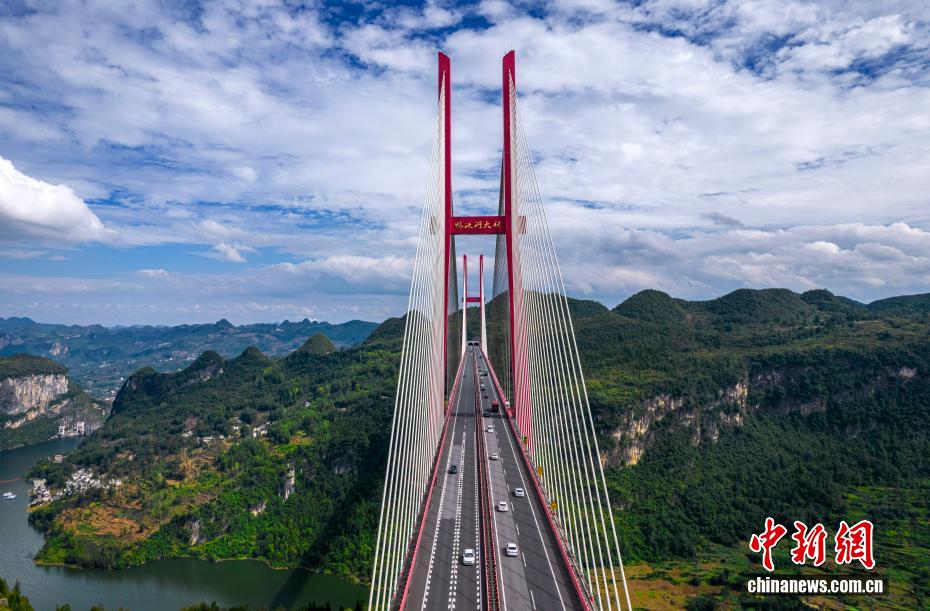 贵州鸭池河大桥壮美如画