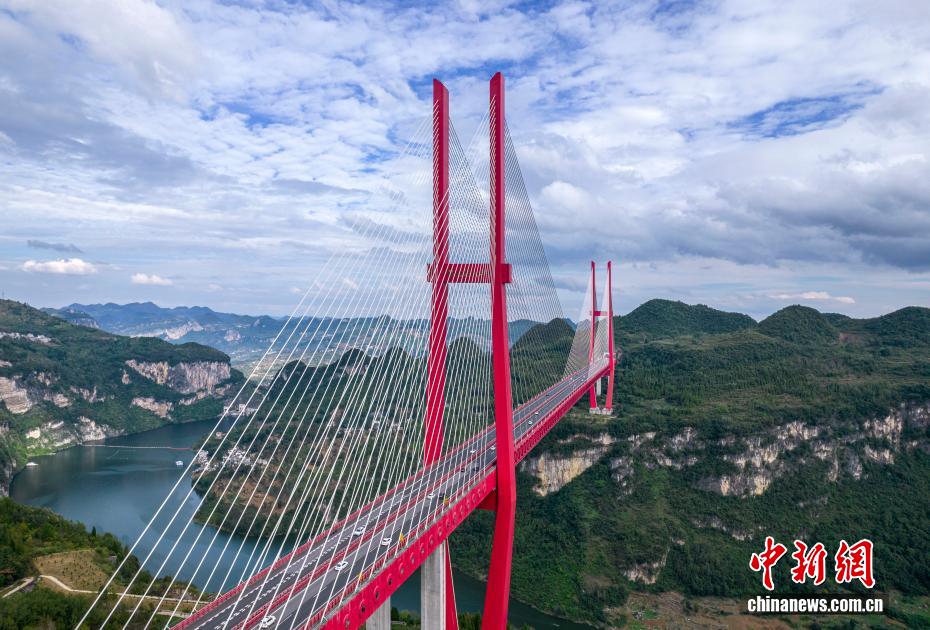 贵州鸭池河大桥壮美如画