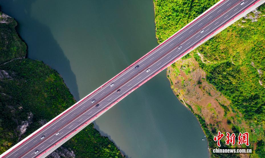 贵州鸭池河大桥壮美如画
