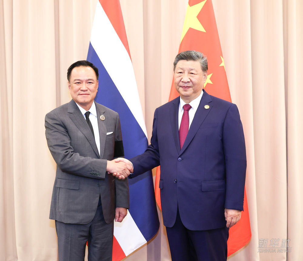 习近平会见泰国总理阿努廷
