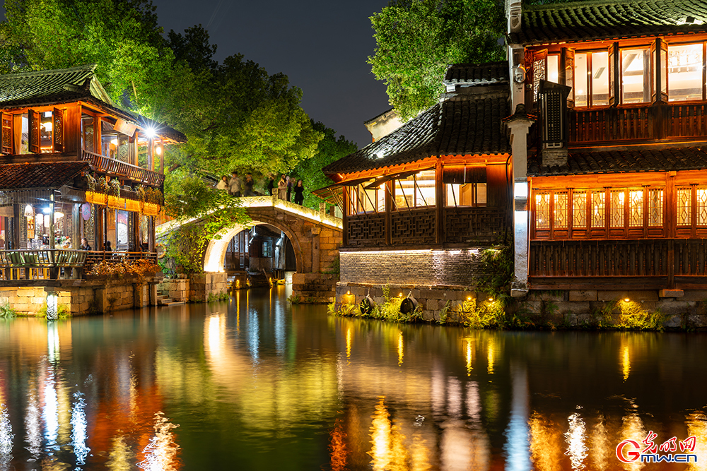 【乌镇视窗】乌镇峰会启幕在即,乌镇夜景点亮数字星河 【乌镇视窗】乌镇峰会启幕在即,乌镇夜景点亮数字星河
