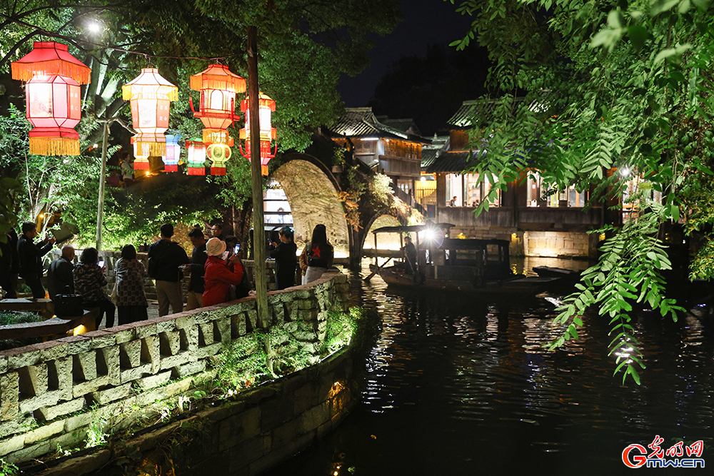 【乌镇视窗】乌镇峰会启幕在即,乌镇夜景点亮数字星河 【乌镇视窗】乌镇峰会启幕在即,乌镇夜景点亮数字星河