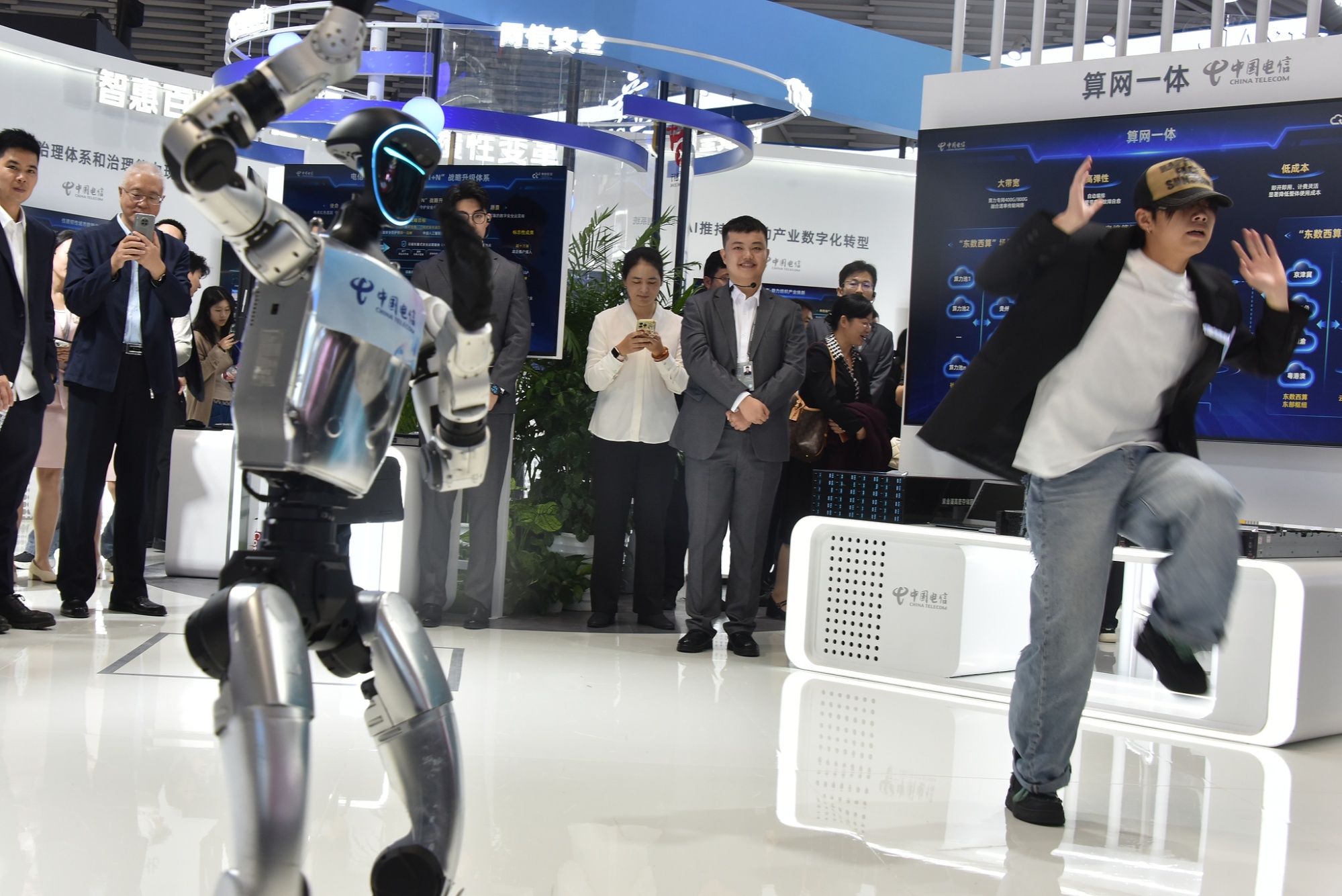 央广时评·乌镇“网事”|共筑数智未来 科技变量催生多维发展新增量