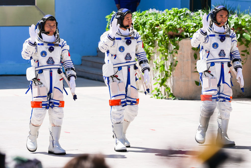 舟落东风霞色里 画展神州明日春——写在神舟二十号航天员乘组天外凯旋之际