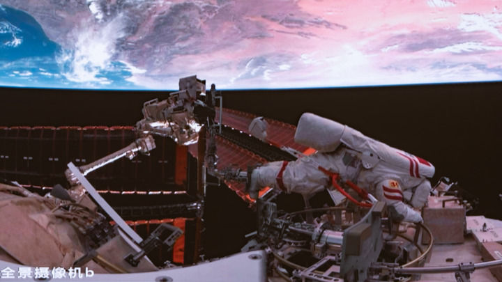 舟落东风霞色里 画展神州明日春——写在神舟二十号航天员乘组天外凯旋之际