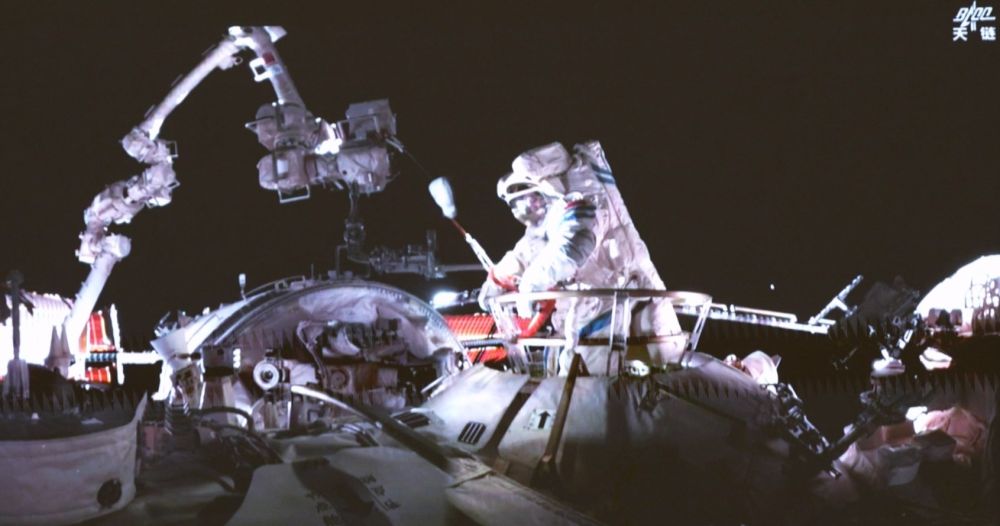 舟落东风霞色里 画展神州明日春——写在神舟二十号航天员乘组天外凯旋之际