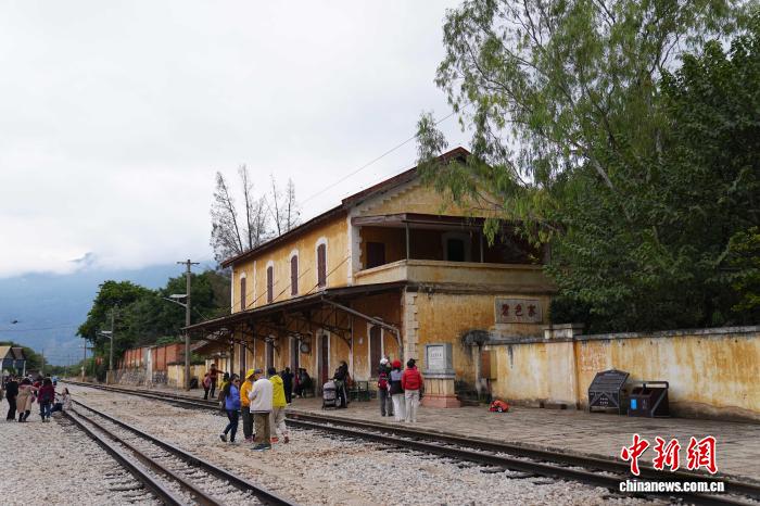 滇越铁路碧色寨站吸引游客