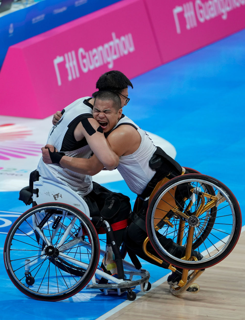 体育时评：不屈之光照亮逐梦之路