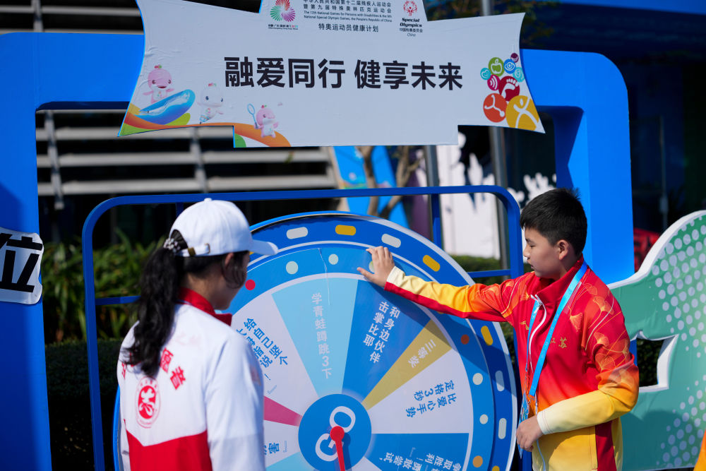 体育时评：不屈之光照亮逐梦之路