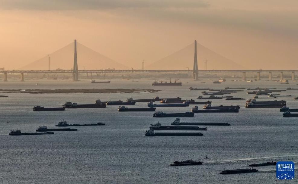 3.8 万艘船舶“零排放” 长江航运绿色转型跑出加速度 3.8 万艘船舶“零排放” 长江航运绿色转型跑出加速度