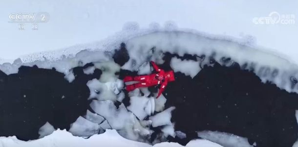 “极寒躺冰” 、冰上龙舟……今冬冰雪“花式”玩法层出不穷