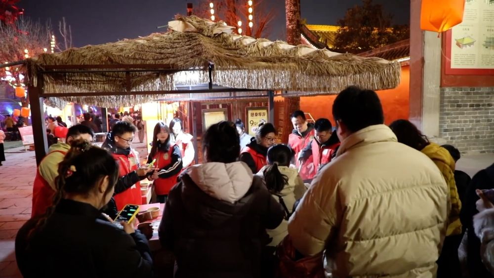 新华视点|春节临近年味浓 烟火气里迎新春 新华视点|春节临近年味浓 烟火气里迎新春