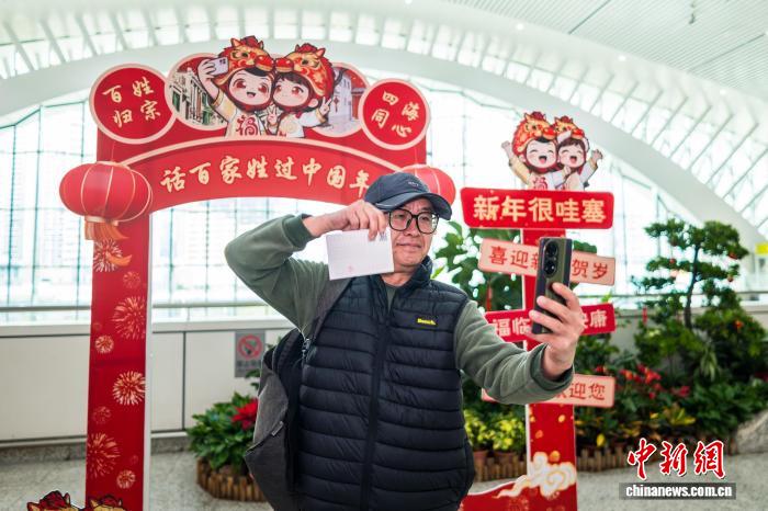 (新春走基层)两岸同胞厦门“话百家姓 过中国年”