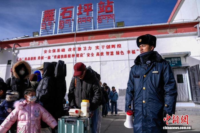 (新春见闻)中国海拔最高铁路客运站首迎春运