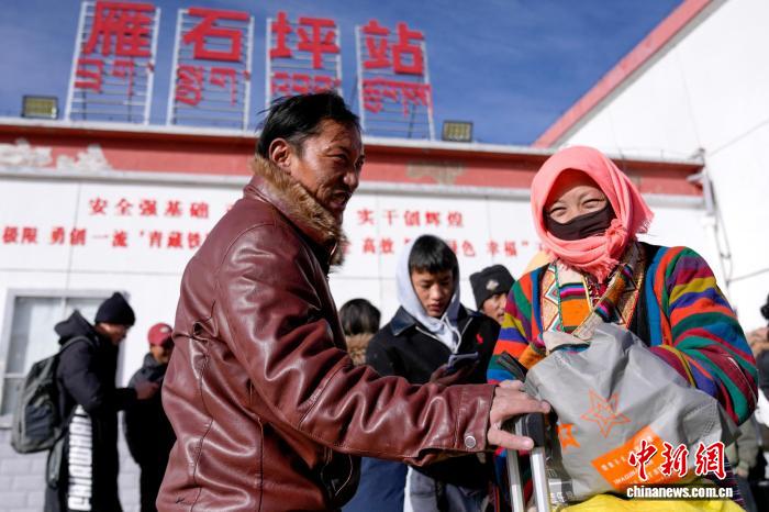 (新春见闻)中国海拔最高铁路客运站首迎春运