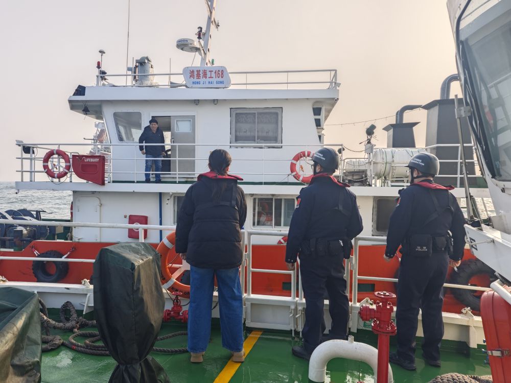 新春走基层·记者体验360行｜和移民管理警察一起，守护“海上国门”
