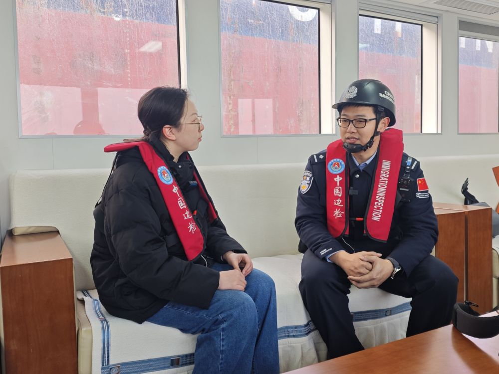 新春走基层·记者体验360行｜和移民管理警察一起，守护“海上国门”