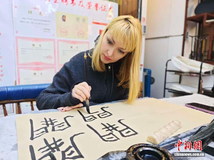 (新春走基层)“洋主播”白丽莎:用镜头捕捉“最炫中国年”