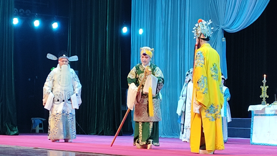 【新春走基层】访小城看大戏,感受三五元票价里的“热乎气儿” 【新春走基层】访小城看大戏,感受三五元票价里的“热乎气儿”