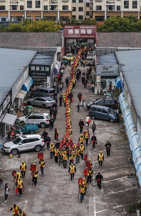 浙江金华:板凳龙迎元宵-新华网