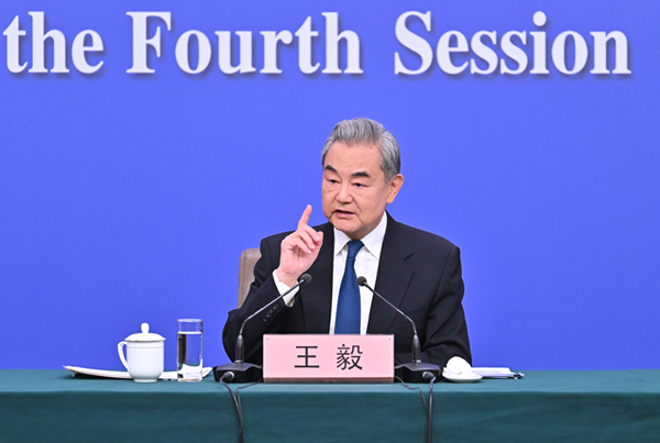 王毅外长谈外交为民:坚决维护海外中国企业的正当合法权益 王毅外长谈外交为民:坚决维护海外中国企业的正当合法权益