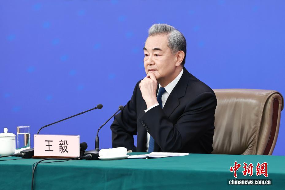 十四届全国人大四次会议举行外交主题记者会