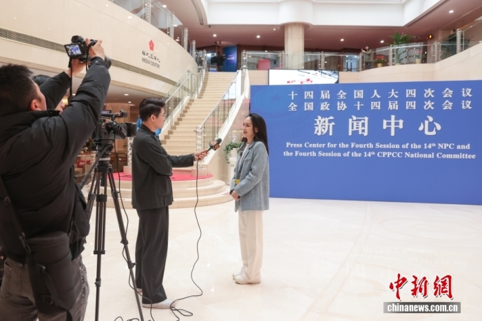 2月27日，设在北京梅地亚中心的全国两会新闻中心正式启用。图为媒体记者在新闻中心采访报道。<a target='_blank' href='/'><p align=