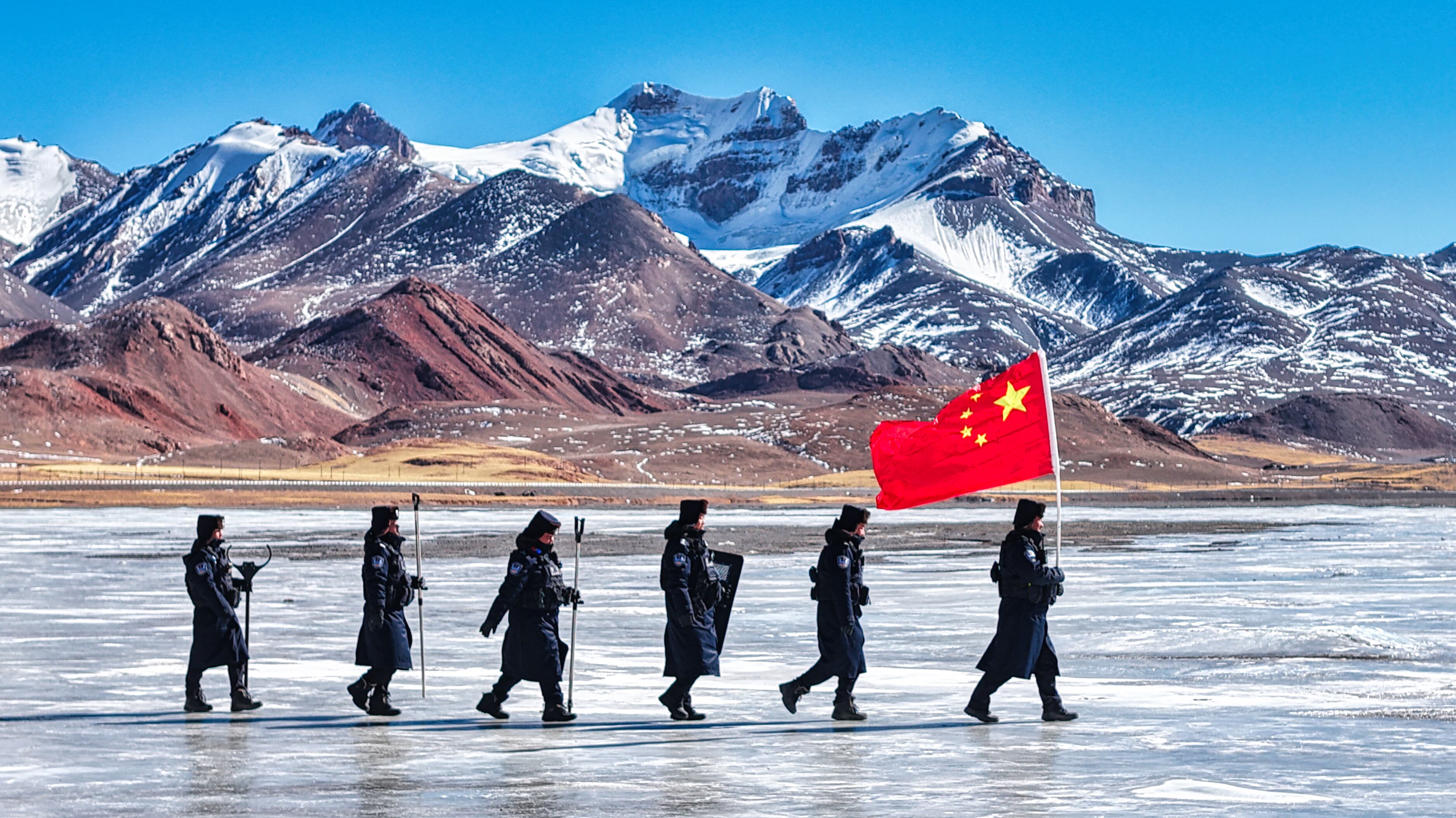感动！人民日报报告文学，关注守护“天路”的基层人民警察