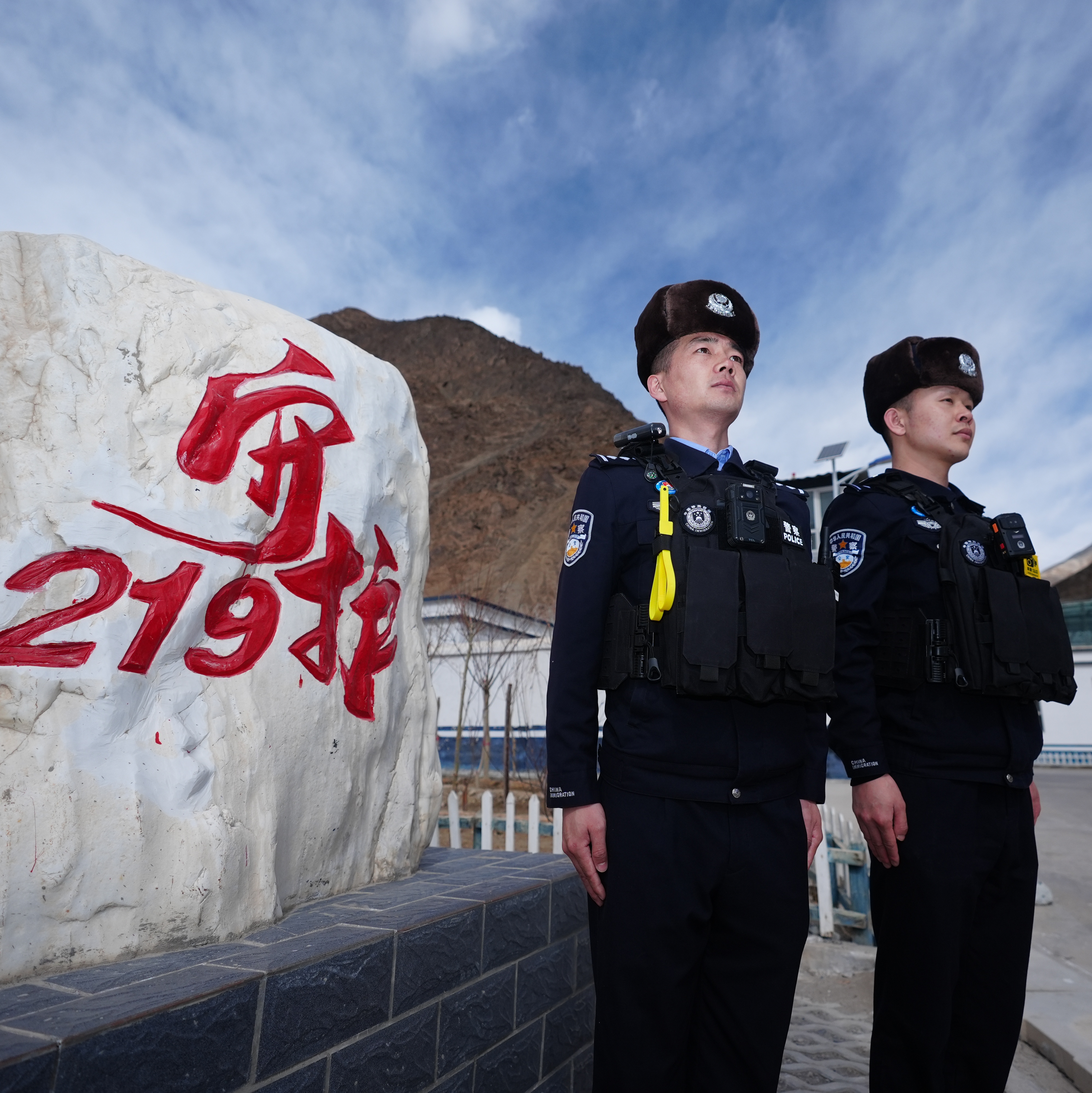 感动！人民日报报告文学，关注守护“天路”的基层人民警察