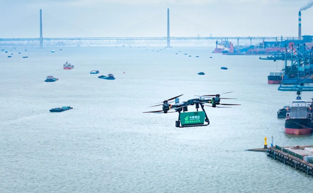 经济热点快评丨首条跨海无人机航线开通,低空经济越飞越高