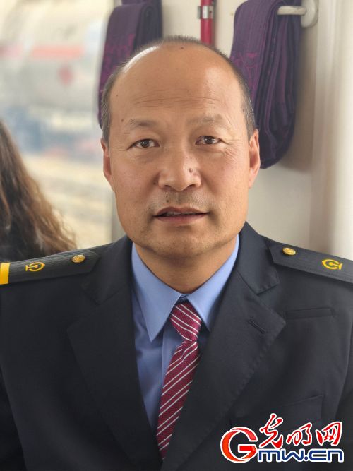 【见证天路变迁】驾驶火车在青藏线上跑了5400多次 【见证天路变迁】驾驶火车在青藏线上跑了5400多次