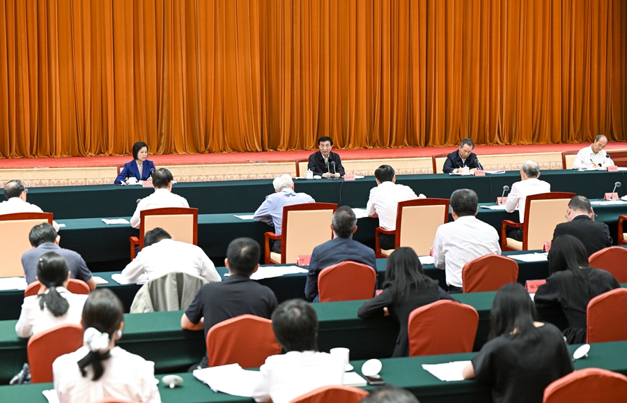 王沪宁出席建设现代化产业体系调研协商座谈会