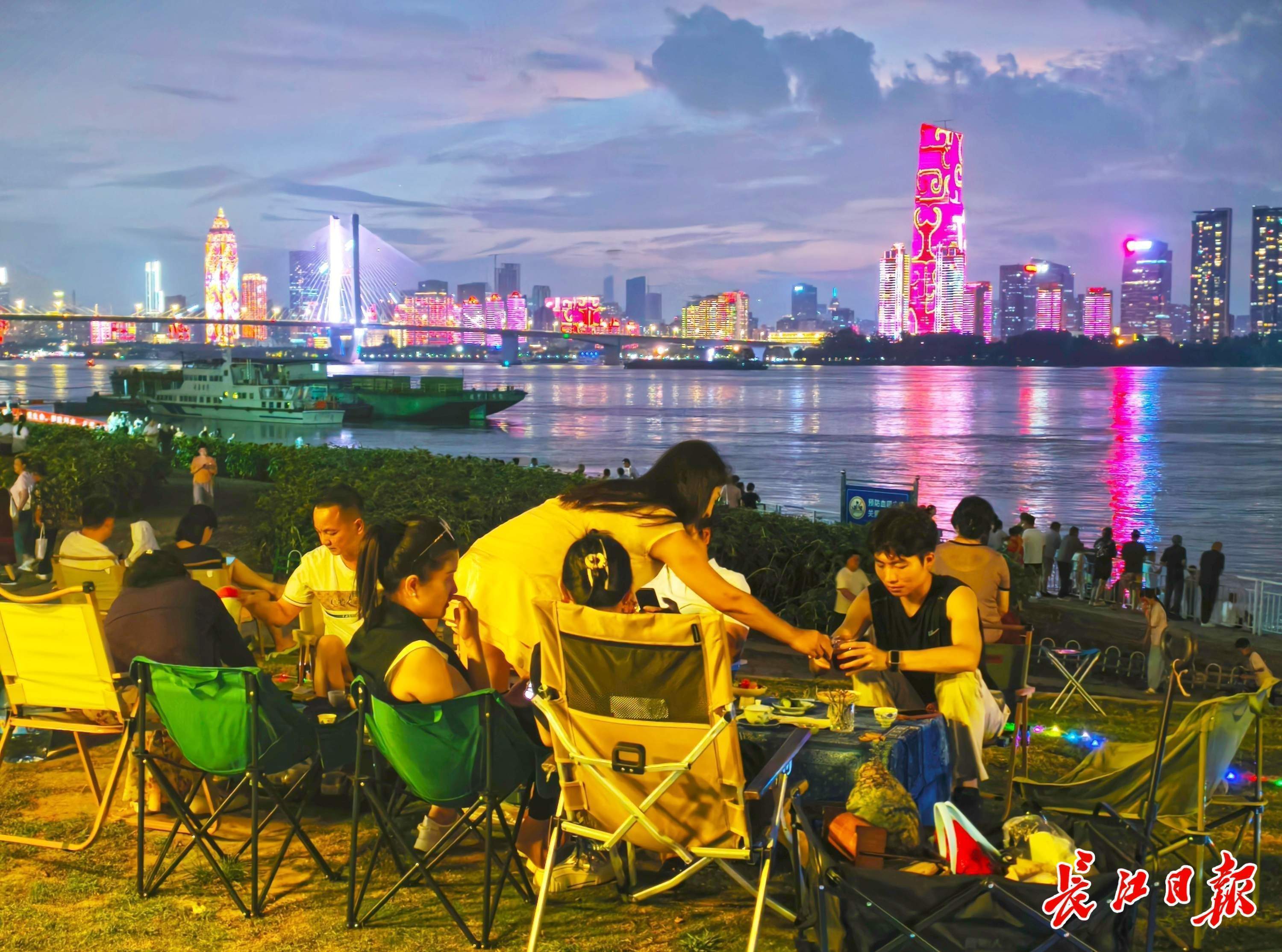 长江十年行 | 有一种幸福叫“走，去江边”