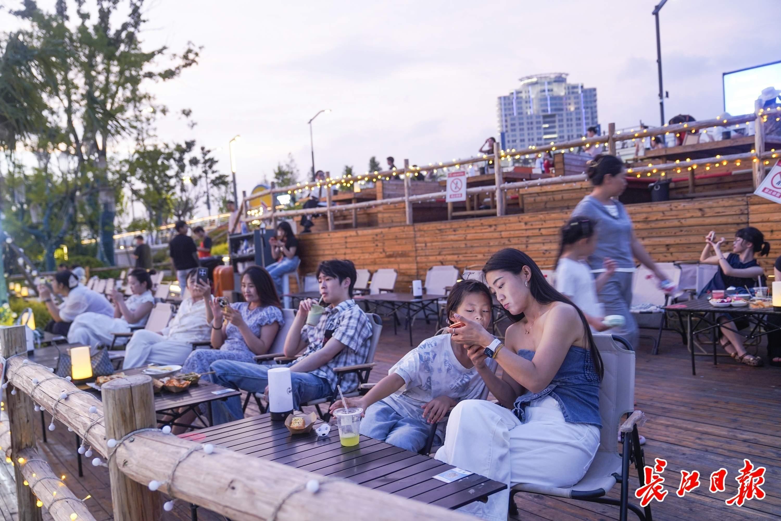 长江十年行 | 有一种幸福叫“走，去江边”