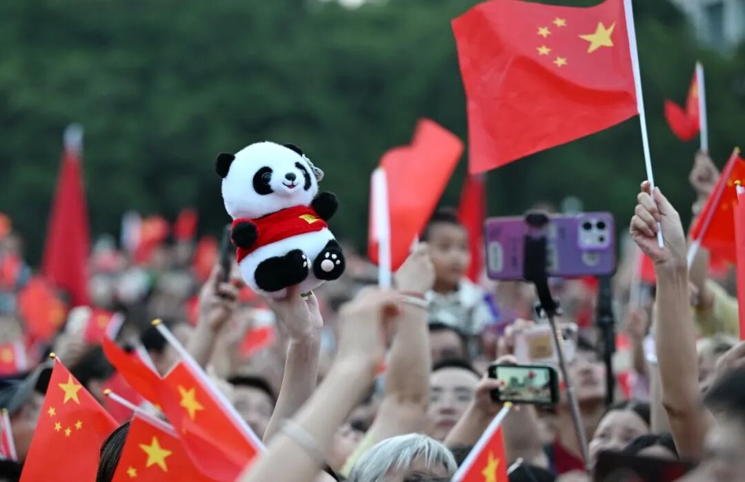 这两天,朋友圈都是“中国红”