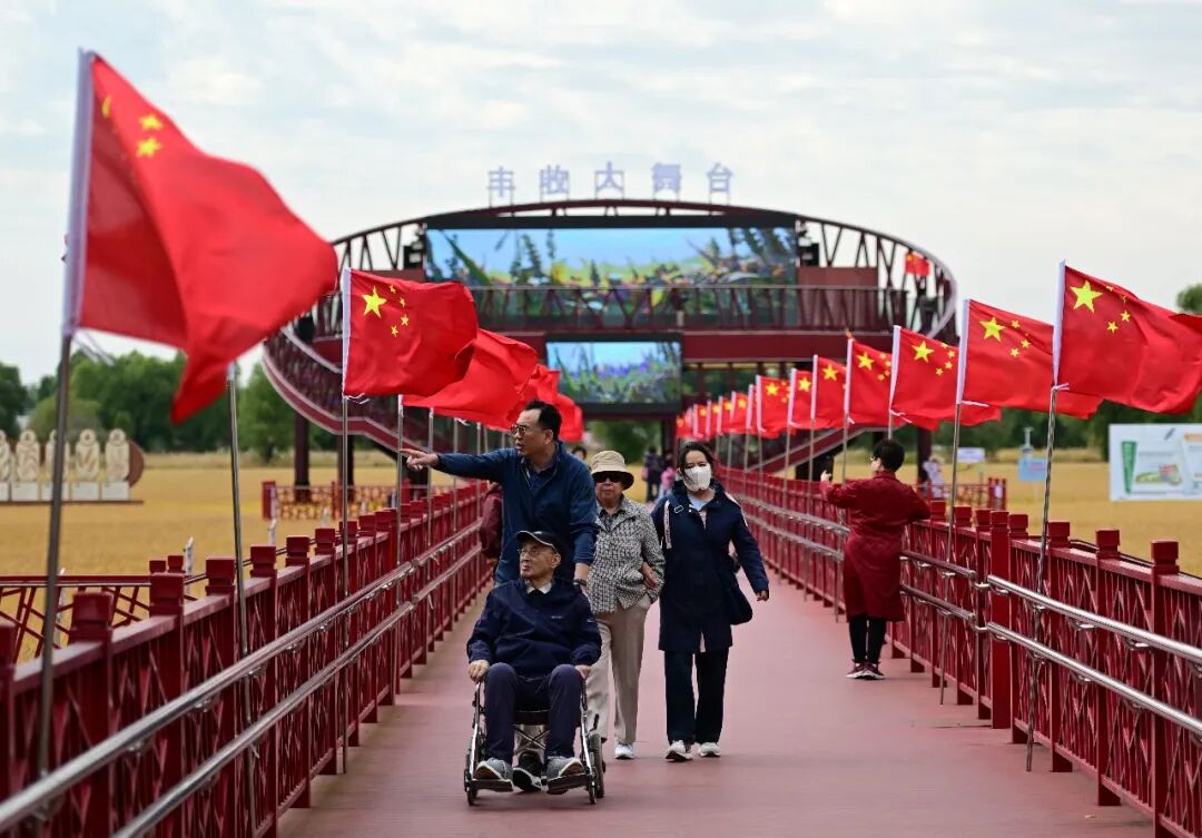这两天,朋友圈都是“中国红”