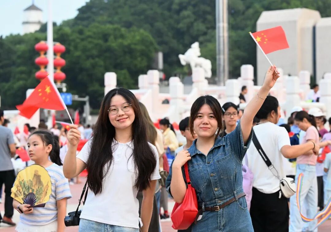 这两天,朋友圈都是“中国红”