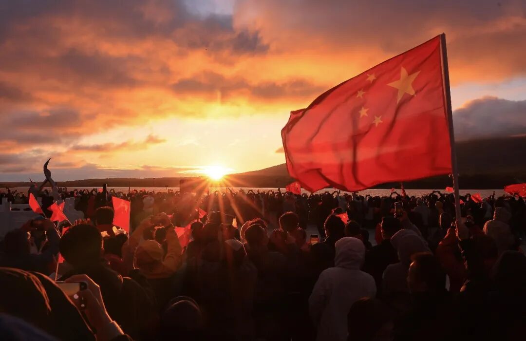 这两天,朋友圈都是“中国红”