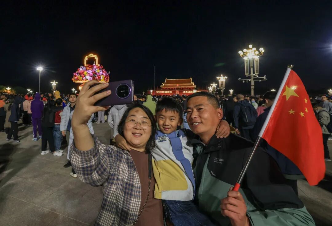这两天,朋友圈都是“中国红”