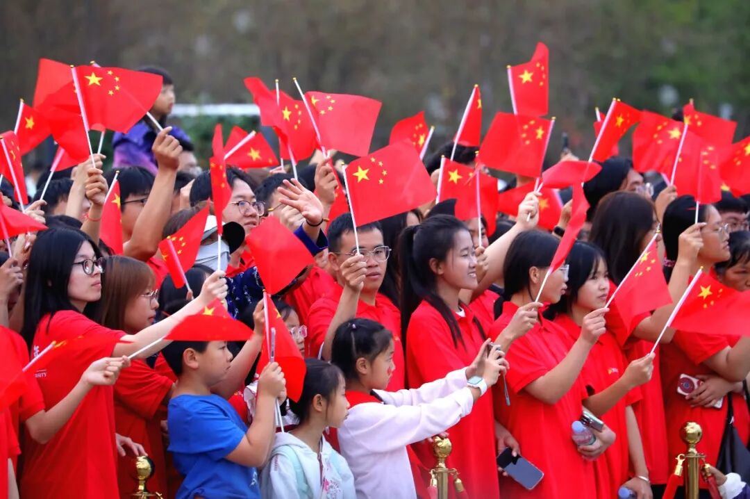 这两天,朋友圈都是“中国红”