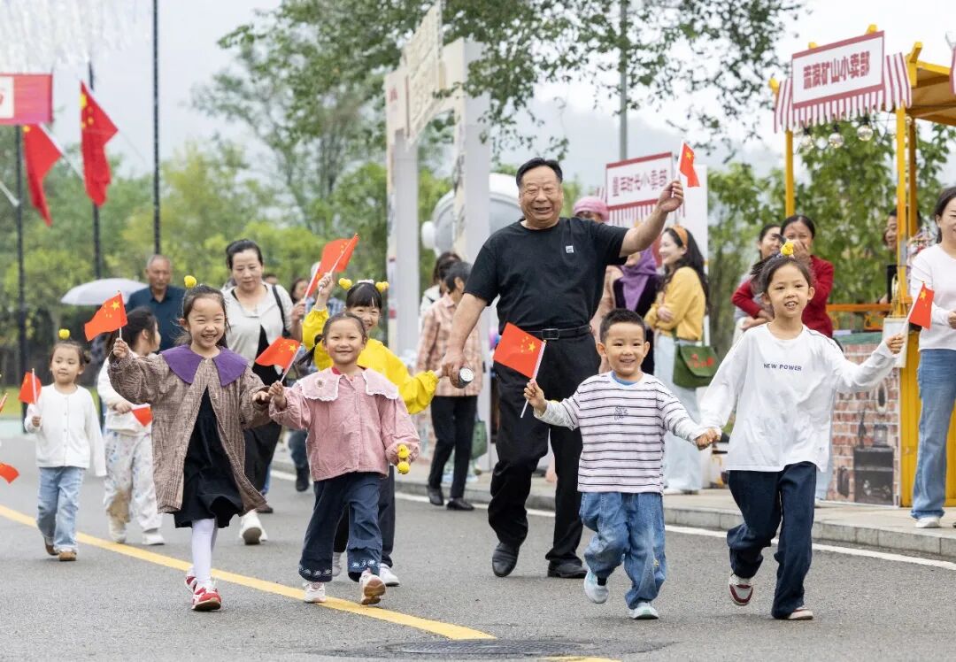 这两天,朋友圈都是“中国红”
