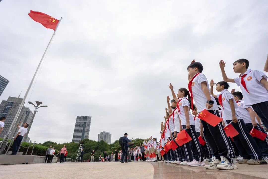 这两天,朋友圈都是“中国红”