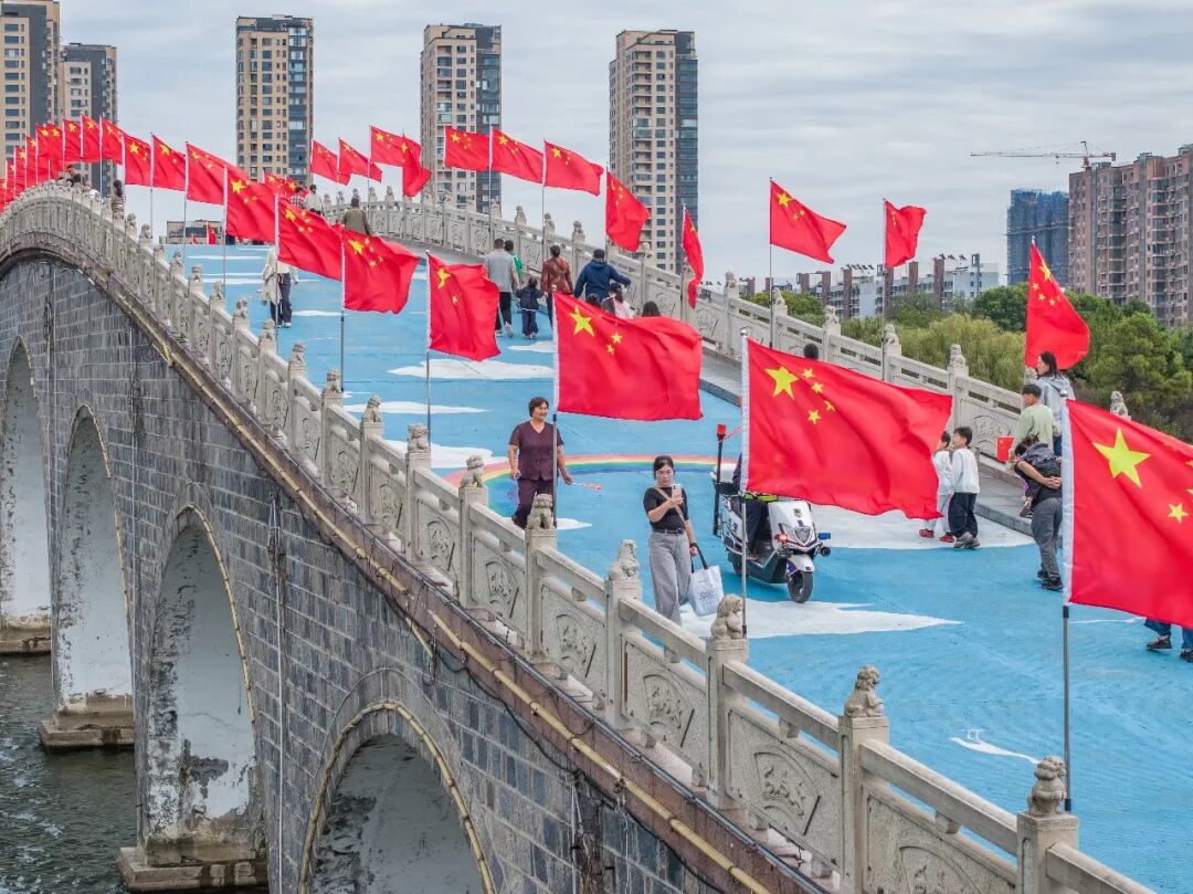 这两天,朋友圈都是“中国红”