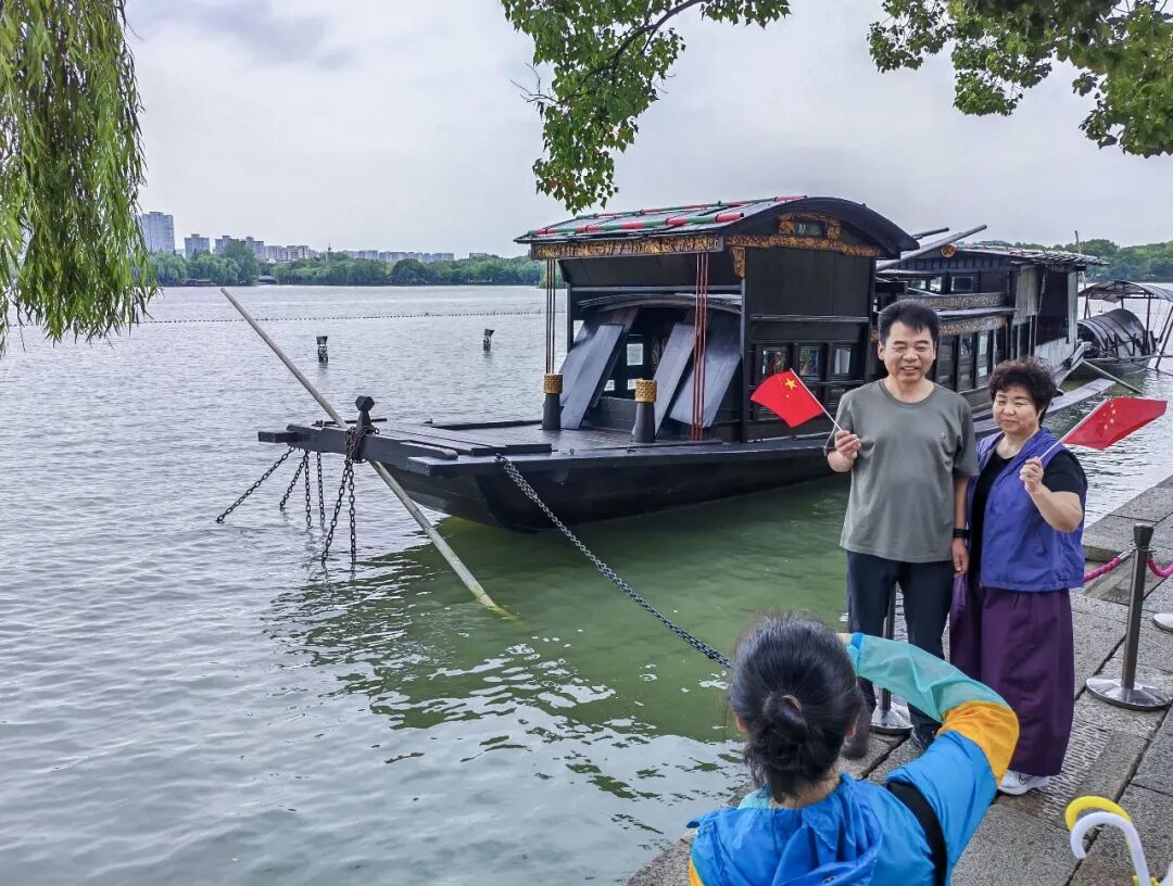 这两天,朋友圈都是“中国红”