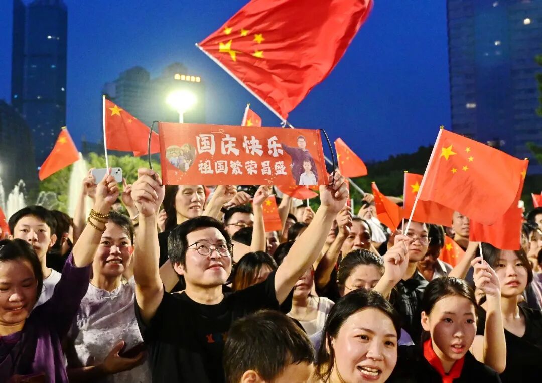 这两天,朋友圈都是“中国红”