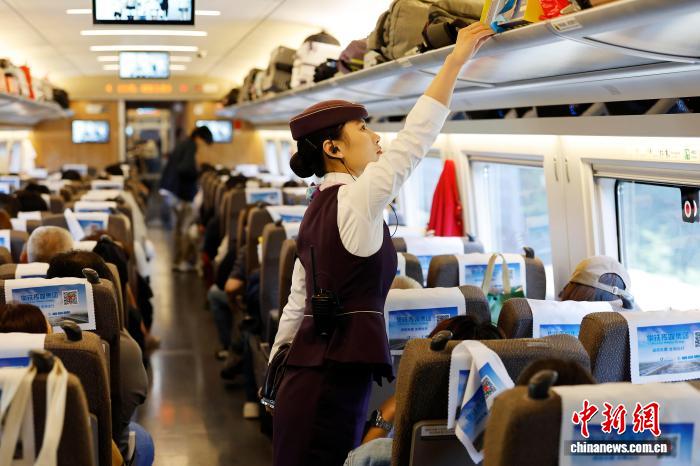 国庆假期 列车长坚守岗位守护旅客平安出行