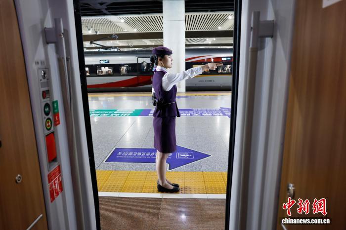 国庆假期 列车长坚守岗位守护旅客平安出行 国庆假期列车长坚守岗位守护旅客平安出行