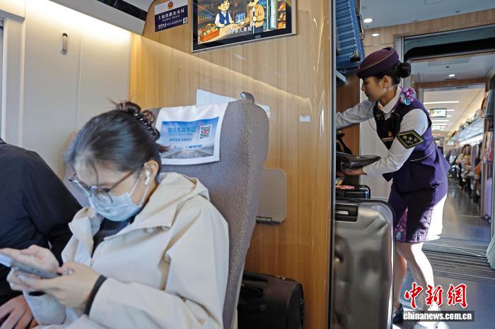 国庆假期 列车长坚守岗位守护旅客平安出行