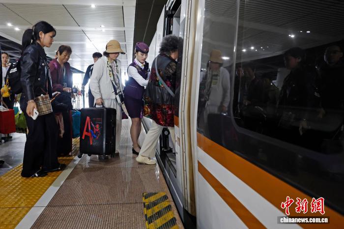 国庆假期 列车长坚守岗位守护旅客平安出行