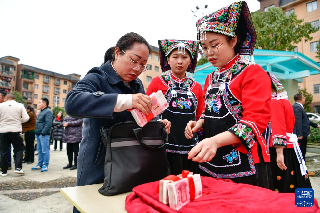 贵州龙里：易地扶贫搬迁群众喜分红